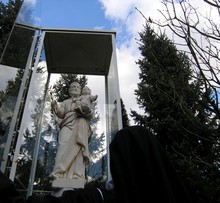 kip svetega Jožefa ob vhodu v karmeličanski samostan Sora